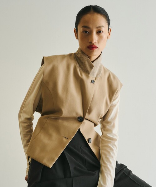 UNITED TOKYO(ユナイテッドトウキョウ)の「French Sleeve Tailored Gilet|セットアップ可/オケージョン/秋服(ベスト・レディース・ブラック/キャメル/ライトベージュ・FREE)」の3枚目の写真
