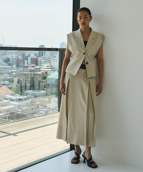 UNITED TOKYO(ユナイテッドトウキョウ)の「French Sleeve Tailored Gilet|セットアップ可/オケージョン/秋服(ベスト・レディース・ブラック/キャメル/ライトベージュ・FREE)」の21枚目の写真