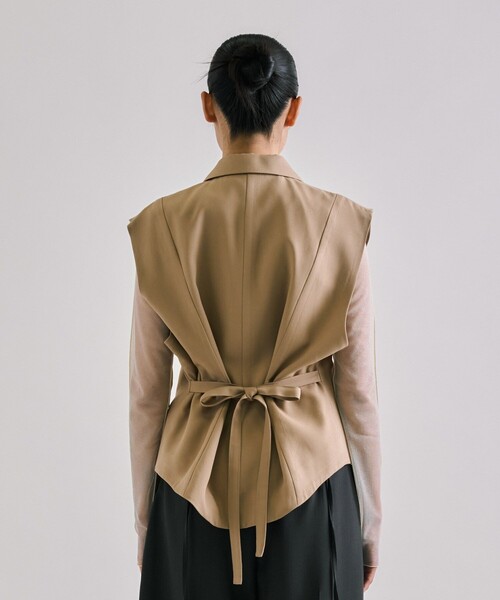 UNITED TOKYO(ユナイテッドトウキョウ)の「French Sleeve Tailored Gilet|セットアップ可/オケージョン/秋服(ベスト・レディース・ブラック/キャメル/ライトベージュ・FREE)」の4枚目の写真