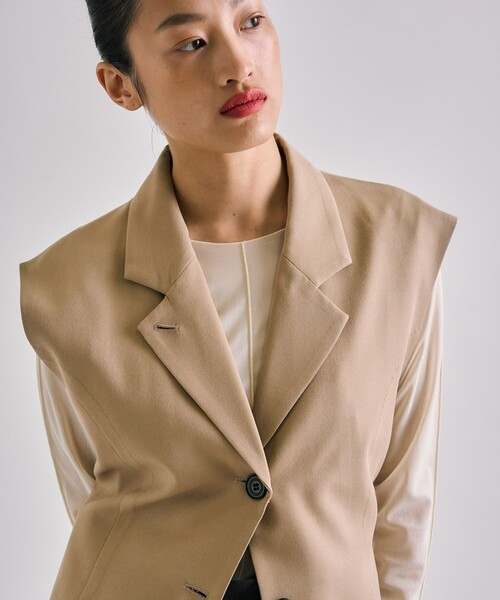UNITED TOKYO(ユナイテッドトウキョウ)の「French Sleeve Tailored Gilet|セットアップ可/オケージョン/秋服(ベスト・レディース・ブラック/キャメル/ライトベージュ・FREE)」の6枚目の写真