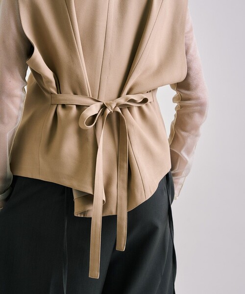 UNITED TOKYO(ユナイテッドトウキョウ)の「French Sleeve Tailored Gilet|セットアップ可/オケージョン/秋服(ベスト・レディース・ブラック/キャメル/ライトベージュ・FREE)」の7枚目の写真