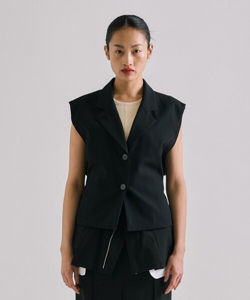 UNITED TOKYO(ユナイテッドトウキョウ)の「French Sleeve Tailored Gilet|セットアップ可/オケージョン/秋服(ベスト・レディース・ブラック/キャメル/ライトベージュ・FREE)」の12枚目の写真