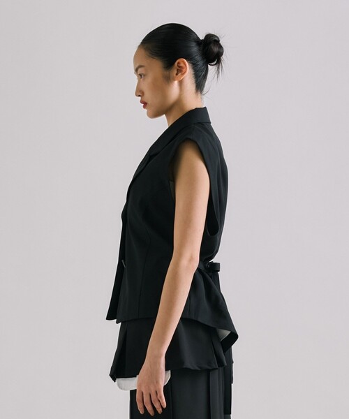 UNITED TOKYO(ユナイテッドトウキョウ)の「French Sleeve Tailored Gilet|セットアップ可/オケージョン/秋服(ベスト・レディース・ブラック/キャメル/ライトベージュ・FREE)」の13枚目の写真