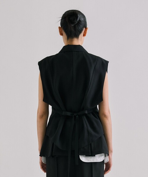 UNITED TOKYO(ユナイテッドトウキョウ)の「French Sleeve Tailored Gilet|セットアップ可/オケージョン/秋服(ベスト・レディース・ブラック/キャメル/ライトベージュ・FREE)」の14枚目の写真