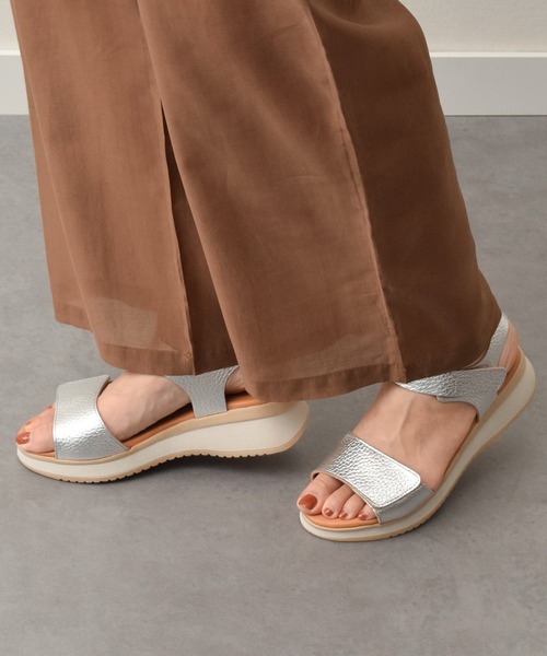 inter-chaussures(インターショシュール)の「【Oh my Sandals】ベルクロローヒールサンダル(E52500)(サンダル・レディース・ブラック/アイボリー/マルチ/シルバー/キャメル・35/36/37/38/39)」の4枚目の写真