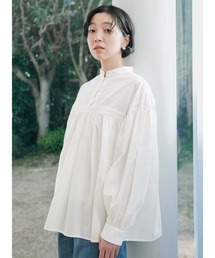 ＴＨＲＥＥ　ＦＩＦＴＹ　ＳＴＡＮＤＡＲＤ　ピコ刺しゅうのコットンギャザーブラウス〈オフホワイト〉