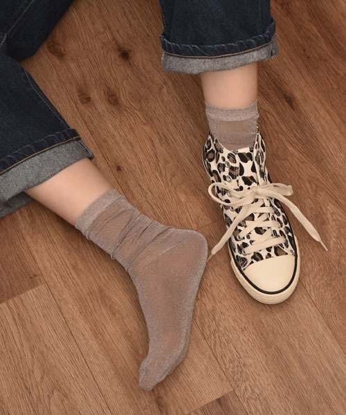 TONE SELECT GOODS（トーンセレクトグッズ）の「【float】ラメ グリッター デザイン ミドル丈 ソックス【10色展開】（ソックス/靴下・レディース・ベージュ/ネイビー/パープル/イエロー/ゴールド/グリーン/ピンク/ブラック/グレー/アッシュブラウン・FREE）」の3枚目の写真