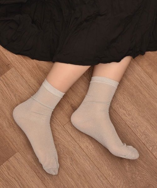 TONE SELECT GOODS（トーンセレクトグッズ）の「【float】ラメ グリッター デザイン ミドル丈 ソックス【10色展開】（ソックス/靴下・レディース・ベージュ/ネイビー/パープル/イエロー/ゴールド/グリーン/ピンク/ブラック/グレー/アッシュブラウン・FREE）」の2枚目の写真