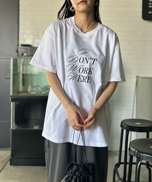 Kotoe(コトエ)の「【UNISEX】 ミックスロゴプリントオーバーサイズ 半端袖Tシャツ(Tシャツ/カットソー・レディース・ブラック/ダークグリーン/ダークグレー/ホワイト/ホワイト系その他・FREE)」の1枚目の写真