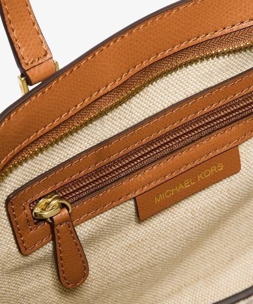 MICHAEL KORS(マイケルコース)の「TARYN レザー コンバーチブル クロスボディ スモール - MKシグネチャー(ショルダーバッグ・レディース・ホワイト系その他・FREE)」の7枚目の写真