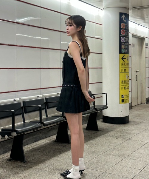 RAY CASSIN（レイカズン）の「【チョーカーセット】ボタンデザインプリーツキャミミニワンピース（ワンピース・レディース・グレー/ブラック系その他2・FREE）」の6枚目の写真