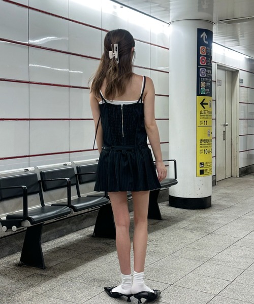 RAY CASSIN（レイカズン）の「【チョーカーセット】ボタンデザインプリーツキャミミニワンピース（ワンピース・レディース・グレー/ブラック系その他2・FREE）」の7枚目の写真