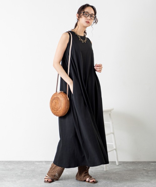 MILLION CARATS（ミリオンカラッツ）の「【カップ付き＆汗ジミ防止】快適なのに女っぽい！広がるシルエットで体型カバーも◎なカップ付きワンピ！！動きに合わせて揺れる美フレアと抜け感が大人らしさを演出。気になる汗や暑さにも強い高機能が嬉しい真夏の頼れる一着。（ワンピース・レディース・ラベンダー/ブルー/カーキ系/オレンジ/レッド/グレー/ブラウン/ネイビー/ベージュ/ブラック・MEDIUM/LARGE）」の12枚目の写真