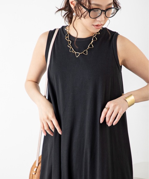 MILLION CARATS（ミリオンカラッツ）の「【カップ付き＆汗ジミ防止】快適なのに女っぽい！広がるシルエットで体型カバーも◎なカップ付きワンピ！！動きに合わせて揺れる美フレアと抜け感が大人らしさを演出。気になる汗や暑さにも強い高機能が嬉しい真夏の頼れる一着。（ワンピース・レディース・ラベンダー/ブルー/カーキ系/オレンジ/レッド/グレー/ブラウン/ネイビー/ベージュ/ブラック・MEDIUM/LARGE）」の13枚目の写真