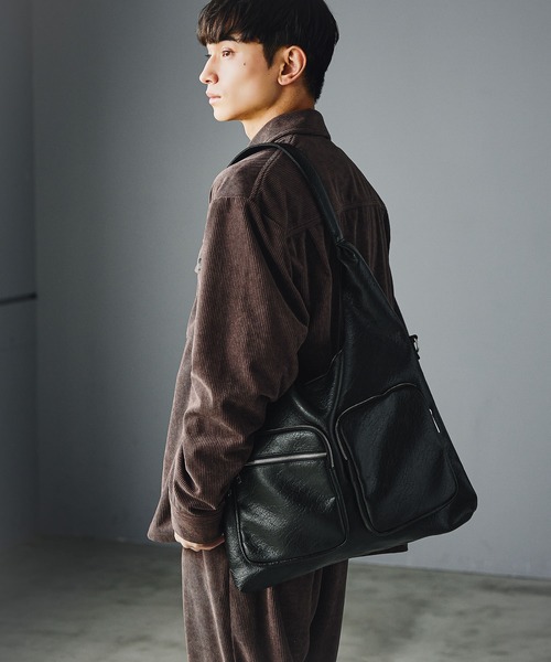 LAKOLE（ラコレ）の「2WAYマルチポケットサンカクトートバッグ / 576001（トートバッグ・メンズ・ブラウン/ブラック・FREE）」の2枚目の写真