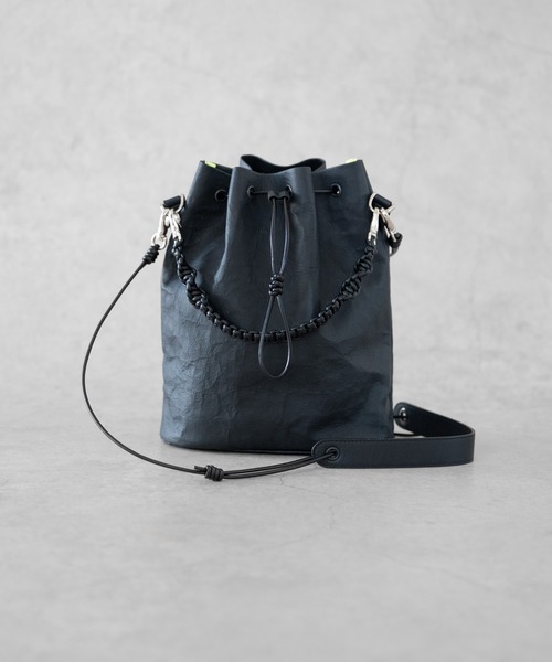 Senti(センティ)の「SENTI Dyneema(R) Leather DRAWSTRING 2WAYBAG / 超軽量ダイニーマレザードローストリング2WAYバッグ(ショルダーバッグ・メンズ・ブラック/ブラック系その他・FREE)」の2枚目の写真