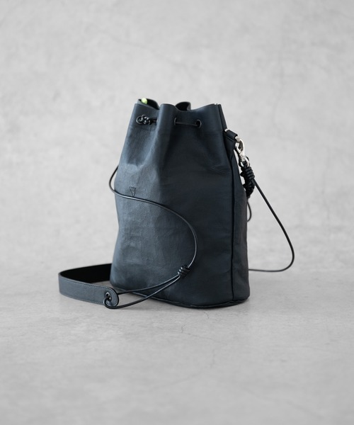 Senti(センティ)の「SENTI Dyneema(R) Leather DRAWSTRING 2WAYBAG / 超軽量ダイニーマレザードローストリング2WAYバッグ(ショルダーバッグ・メンズ・ブラック/ブラック系その他・FREE)」の4枚目の写真