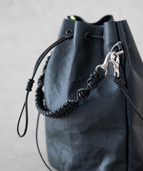 Senti(センティ)の「SENTI Dyneema(R) Leather DRAWSTRING 2WAYBAG / 超軽量ダイニーマレザードローストリング2WAYバッグ(ショルダーバッグ・メンズ・ブラック/ブラック系その他・FREE)」の5枚目の写真