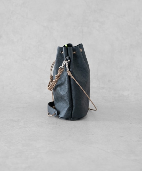Senti(センティ)の「SENTI Dyneema(R) Leather DRAWSTRING 2WAYBAG / 超軽量ダイニーマレザードローストリング2WAYバッグ(ショルダーバッグ・メンズ・ブラック/ブラック系その他・FREE)」の21枚目の写真