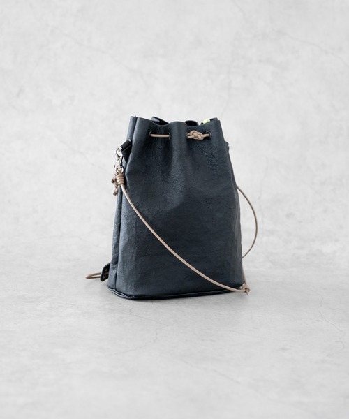 Senti(センティ)の「SENTI Dyneema(R) Leather DRAWSTRING 2WAYBAG / 超軽量ダイニーマレザードローストリング2WAYバッグ(ショルダーバッグ・メンズ・ブラック/ブラック系その他・FREE)」の22枚目の写真