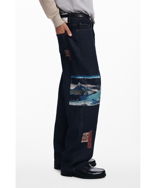 Desigual(デシグアル)の「浮世絵プリントのストレートデニムパンツ(デニムパンツ・メンズ・ブルー・XS/S/M/L/XL/XXL)」の3枚目の写真