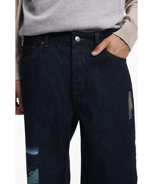 Desigual(デシグアル)の「浮世絵プリントのストレートデニムパンツ(デニムパンツ・メンズ・ブルー・XS/S/M/L/XL/XXL)」の4枚目の写真