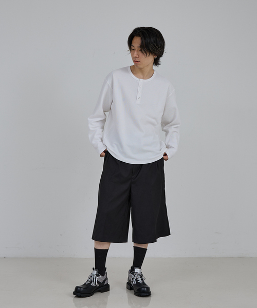 AH ABAHOUSE（エーエイチアバハウス）の「MODERN KANOKO SNAP HENRY NECK LONG SLEEVE T-SHIRT / モダン カノコ スナップ ヘンリーネック ロングスリーブTシャツ（Tシャツ/カットソー・メンズ・グレイッシュベージュ/ホワイト/ブラック・44/46/48）」の4枚目の写真