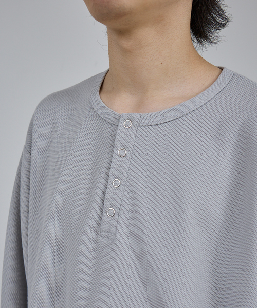 AH ABAHOUSE（エーエイチアバハウス）の「MODERN KANOKO SNAP HENRY NECK LONG SLEEVE T-SHIRT / モダン カノコ スナップ ヘンリーネック ロングスリーブTシャツ（Tシャツ/カットソー・メンズ・グレイッシュベージュ/ホワイト/ブラック・44/46/48）」の14枚目の写真