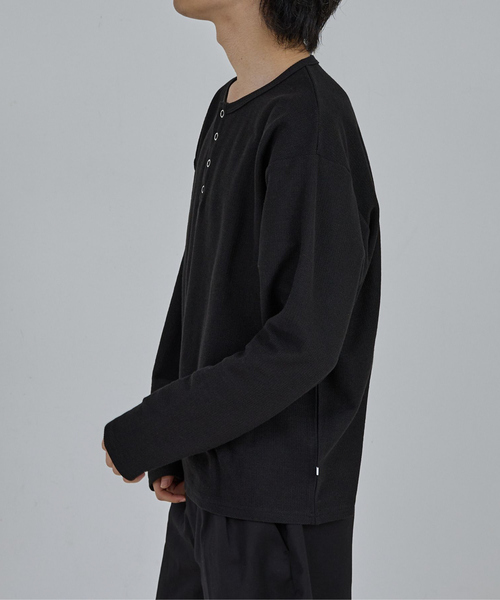 AH ABAHOUSE（エーエイチアバハウス）の「MODERN KANOKO SNAP HENRY NECK LONG SLEEVE T-SHIRT / モダン カノコ スナップ ヘンリーネック ロングスリーブTシャツ（Tシャツ/カットソー・メンズ・グレイッシュベージュ/ホワイト/ブラック・44/46/48）」の17枚目の写真