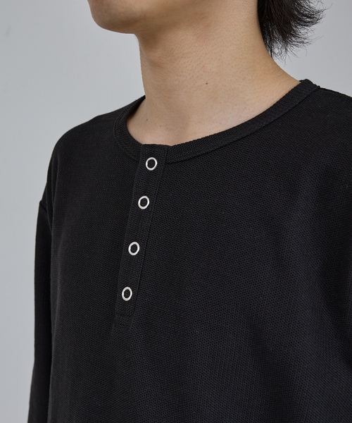 AH ABAHOUSE（エーエイチアバハウス）の「MODERN KANOKO SNAP HENRY NECK LONG SLEEVE T-SHIRT / モダン カノコ スナップ ヘンリーネック ロングスリーブTシャツ（Tシャツ/カットソー・メンズ・グレイッシュベージュ/ホワイト/ブラック・44/46/48）」の19枚目の写真