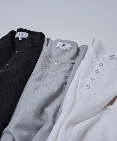 AH ABAHOUSE（エーエイチアバハウス）の「MODERN KANOKO SNAP HENRY NECK LONG SLEEVE T-SHIRT / モダン カノコ スナップ ヘンリーネック ロングスリーブTシャツ（Tシャツ/カットソー・メンズ・グレイッシュベージュ/ホワイト/ブラック・44/46/48）」の22枚目の写真