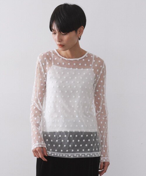 OPAQUE.CLIP（オペークドットクリップ）の「チュールフラワー刺繍シアートップス【洗濯機OK】（Tシャツ/カットソー・レディース・ホワイト系1・00）」の6枚目の写真