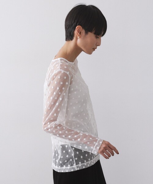 OPAQUE.CLIP（オペークドットクリップ）の「チュールフラワー刺繍シアートップス【洗濯機OK】（Tシャツ/カットソー・レディース・ホワイト系1・00）」の7枚目の写真