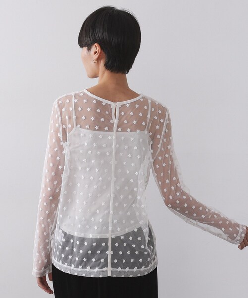 OPAQUE.CLIP（オペークドットクリップ）の「チュールフラワー刺繍シアートップス【洗濯機OK】（Tシャツ/カットソー・レディース・ホワイト系1・00）」の8枚目の写真