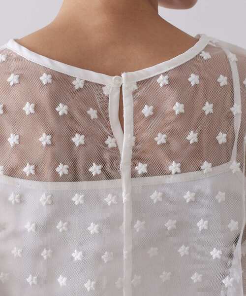 OPAQUE.CLIP（オペークドットクリップ）の「チュールフラワー刺繍シアートップス【洗濯機OK】（Tシャツ/カットソー・レディース・ホワイト系1・00）」の10枚目の写真