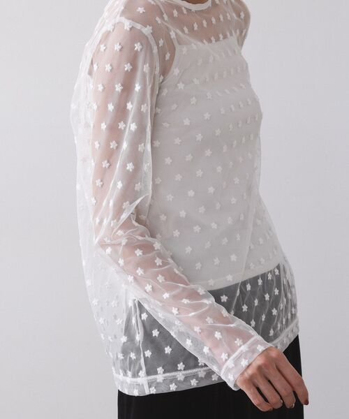 OPAQUE.CLIP（オペークドットクリップ）の「チュールフラワー刺繍シアートップス【洗濯機OK】（Tシャツ/カットソー・レディース・ホワイト系1・00）」の12枚目の写真
