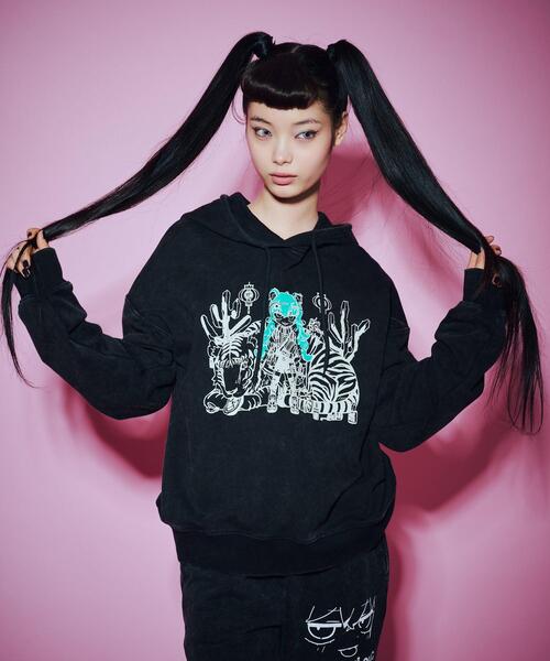 anna sui nyc(アナ スイ エヌ ワイ シー)の「anna sui nyc/アナ スイ エヌワイシー/『×寺田てら』TERAスウェットフーディー/15213344(パーカー・レディース・ブラック/ピンク・F)」の3枚目の写真