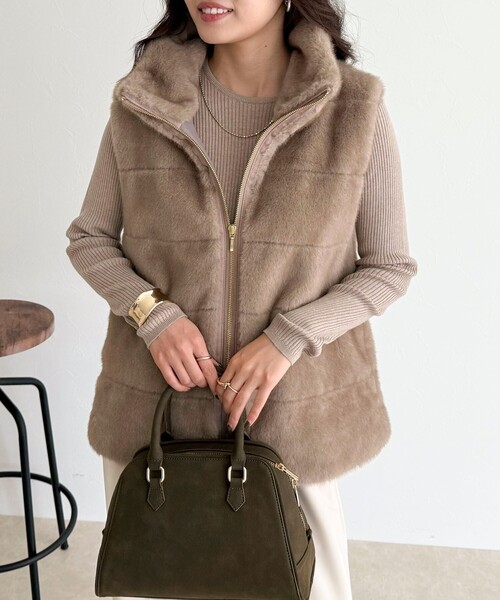 fredy emue（フレディエミュ）の「ボーダーキルトファーベスト（その他アウター・レディース・ブラウン/アイボリー・38）」の2枚目の写真