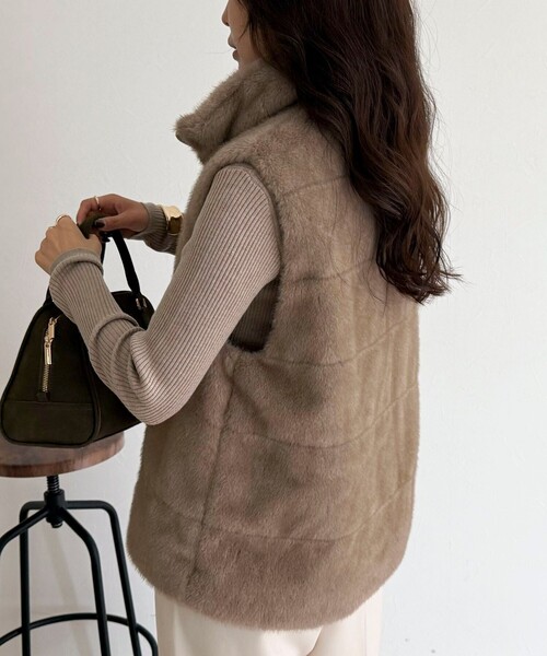 fredy emue（フレディエミュ）の「ボーダーキルトファーベスト（その他アウター・レディース・ブラウン/アイボリー・38）」の9枚目の写真