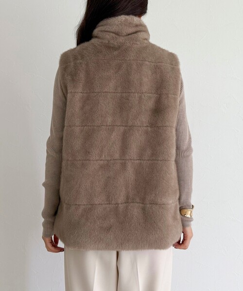 fredy emue（フレディエミュ）の「ボーダーキルトファーベスト（その他アウター・レディース・ブラウン/アイボリー・38）」の13枚目の写真