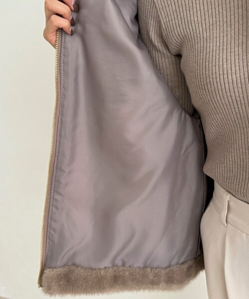 fredy emue（フレディエミュ）の「ボーダーキルトファーベスト（その他アウター・レディース・ブラウン/アイボリー・38）」の18枚目の写真