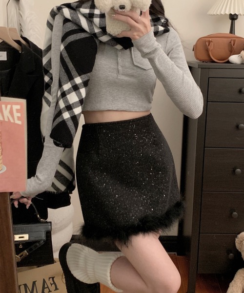 leune(ルネ)の「裾ファーハイウエストスカート(スカート・レディース・グレー/ブラック・SMALL/MEDIUM)」の3枚目の写真