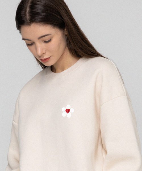 GRAVER（グレーバー）の「[ユニセックス]フラワーハートロゴスマイルスウェット_クリーム（スウェット・レディース・アイボリー・X-LARGE/SMALL/MEDIUM/LARGE）」の2枚目の写真