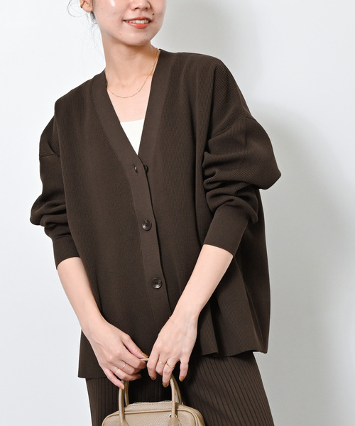 JOURNAL STANDARD relume(ジャーナルスタンダード レリューム)の「《WEB限定追加2》ウォッシャブルストレッチニットVネックカーディガン(カーディガン/ボレロ・レディース・ライトグレー/ブラウン・FREE)」の2枚目の写真