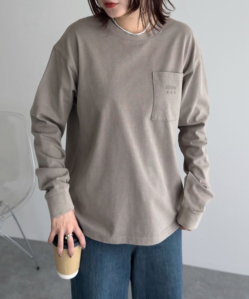 ATHLETA（アスレタ）の「［ athleta ］ピグメントウォッシュロングスリーブプリントTシャツ（Tシャツ/カットソー・レディース・グレー/グレイッシュベージュ/ブラック・M/L）」の3枚目の写真