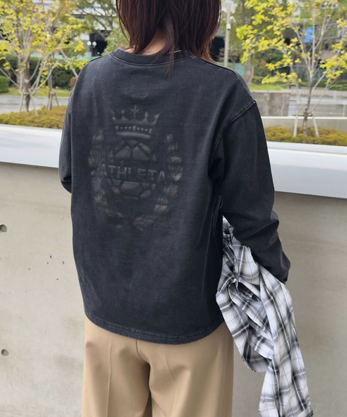 ATHLETA（アスレタ）の「［ athleta ］ピグメントウォッシュロングスリーブプリントTシャツ（Tシャツ/カットソー・レディース・グレー/グレイッシュベージュ/ブラック・M/L）」の8枚目の写真
