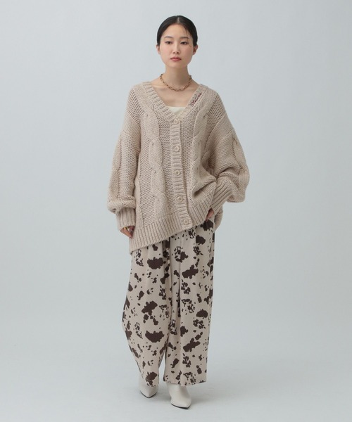 LEPSIM(レプシィム)の「2ゲージケーブル刺繍ロゴカーディガン 603794(カーディガン/ボレロ・レディース・チャコールグレー/グレイッシュベージュ・FREE)」の6枚目の写真