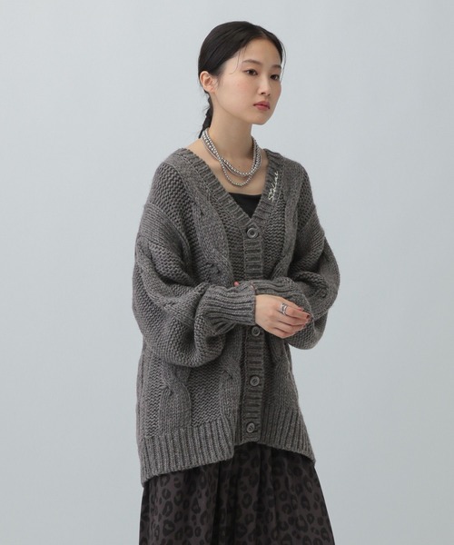 LEPSIM(レプシィム)の「2ゲージケーブル刺繍ロゴカーディガン 603794(カーディガン/ボレロ・レディース・チャコールグレー/グレイッシュベージュ・FREE)」の11枚目の写真