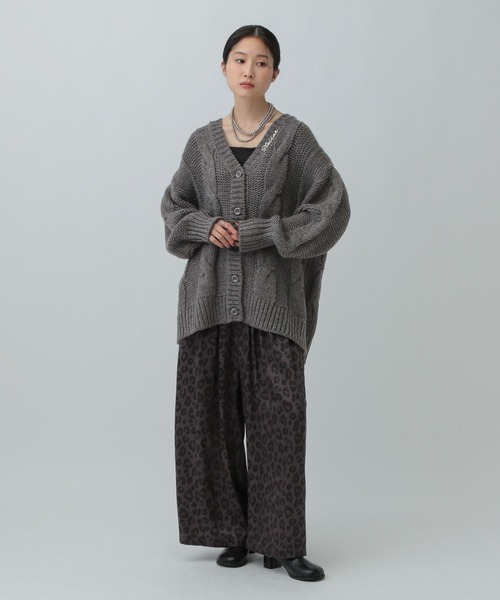 LEPSIM(レプシィム)の「2ゲージケーブル刺繍ロゴカーディガン 603794(カーディガン/ボレロ・レディース・チャコールグレー/グレイッシュベージュ・FREE)」の12枚目の写真
