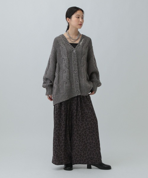 LEPSIM(レプシィム)の「2ゲージケーブル刺繍ロゴカーディガン 603794(カーディガン/ボレロ・レディース・チャコールグレー/グレイッシュベージュ・FREE)」の13枚目の写真